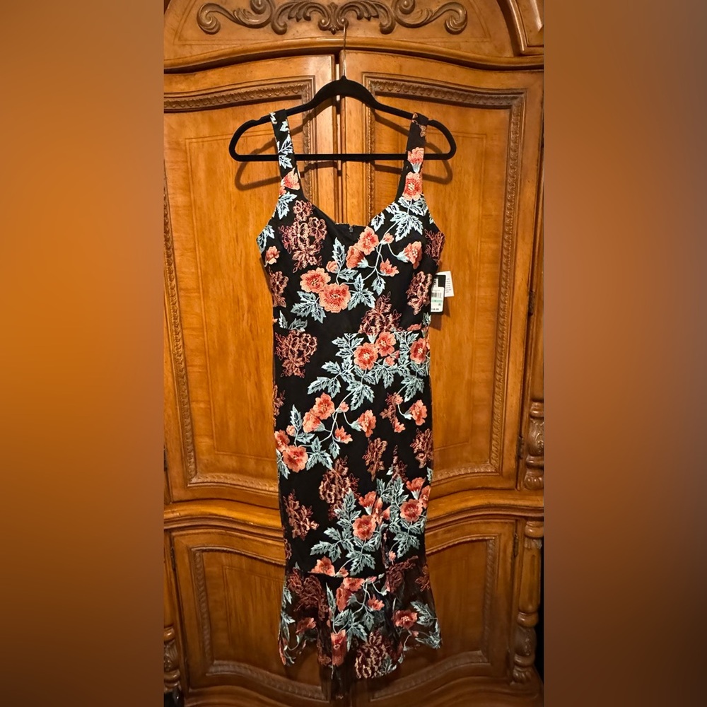 Gorgeous GUESS Dress—Floral Embroidered Fishtail Midi Dressss